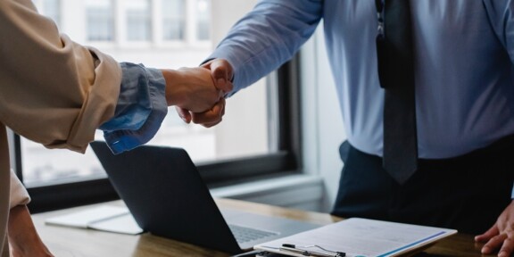 Poluarea managementului, cauza tuturor eşecurilor. ,,Managementul este unul din factorii esenţiali care explică de ce o ţară este bogată sau săracă’’ sedinta sef birou