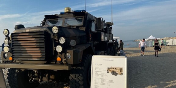 Armata Română caută recruți la festivalul Neversea /  Ce poți găsi la colțul militar din festival – Arme, echipament special și oferte educaționale