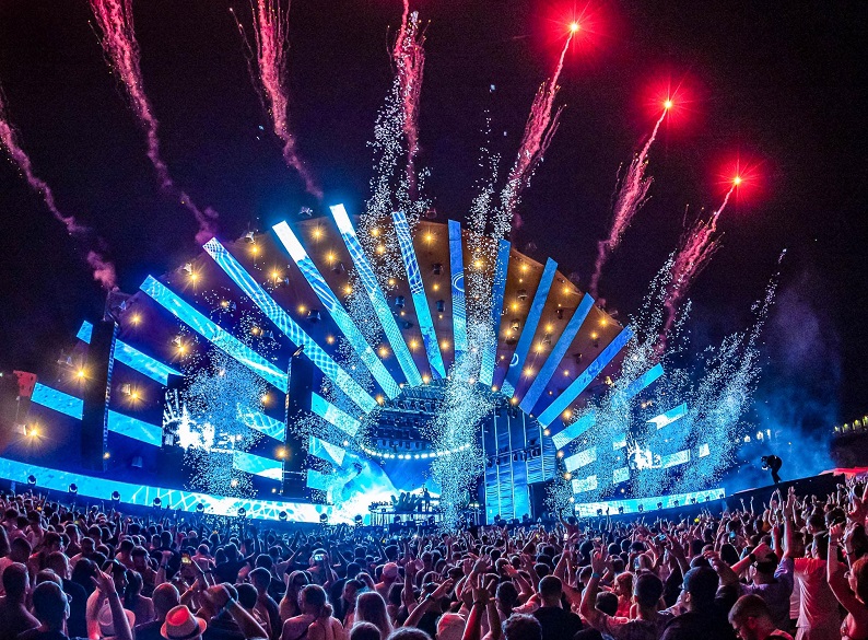 Peste 65.000 de participanți în prima zi a festivalului NEVERSEA, organizat în Constanța