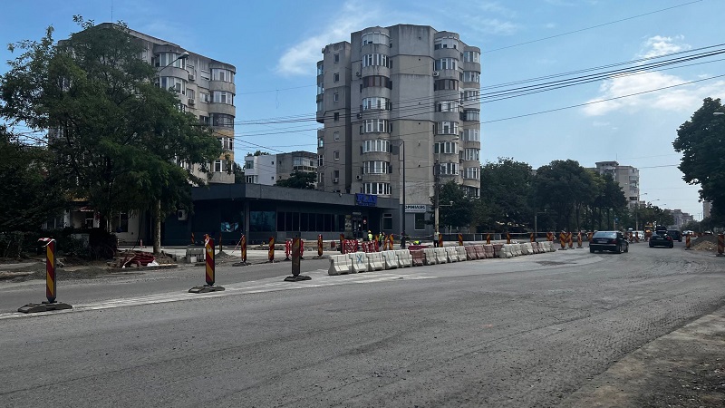 (FOTO) A fost desființat sensul giratoriu de la intersecția bulevardului 1 Decembrie 1918 cu strada București