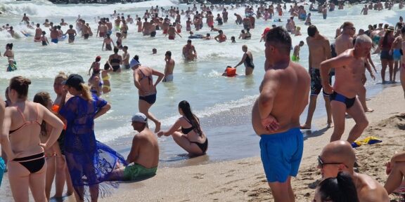 ANPC, amenzi pe litoral în valoare de 155.000 de lei. Comisarii au descoperit şi alimente expirate.