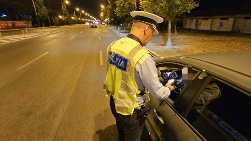 Dosar penal pentru doi bărbați. Unul s-a urcat drogat la volan, altul s-a urcat beat pe ATV și a lovit o mașină parcată