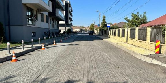 Se asfaltează carosabilul pe strada Sentinelei din cartierul Palazu Mare