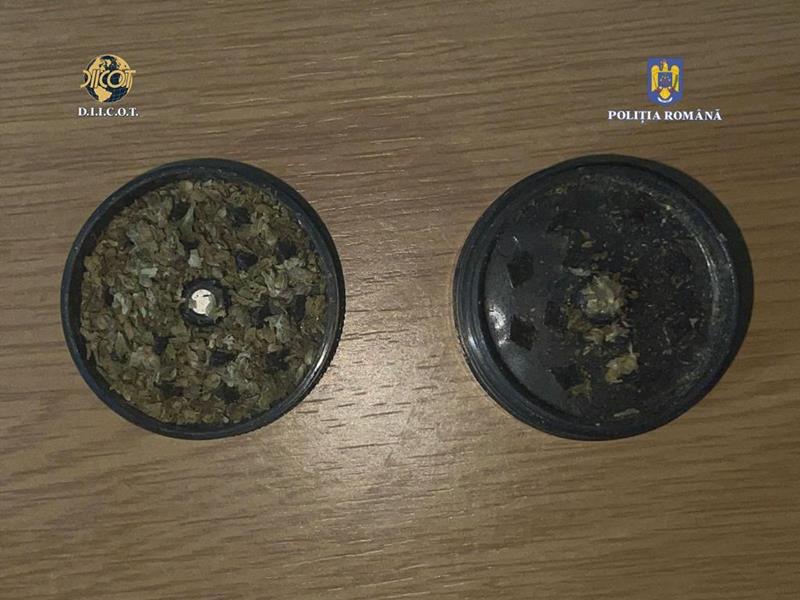 Percheziții la dealerii de droguri din Mangalia. O persoană ar fi vândut peste 130 de doze în ultimele luni
