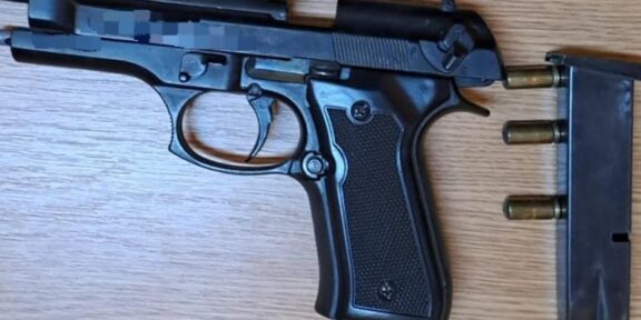 Armă de foc găsită în urma unor percheziții la Cernavodă. Doi bărbați ar fi agresat fizic trei persoane: au intervenit și mascații