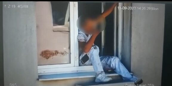 VIDEO A amenințat timp de peste 15 ore că se aruncă de la etajul unui bloc din Capitală, după ce și-a înjunghiat concubina