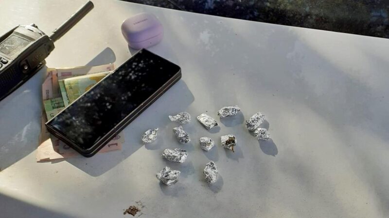 Constănțean prins cu 12 pachete cu droguri asupra sa: oamenii legii spun că bărbatul avea un comportament suspect