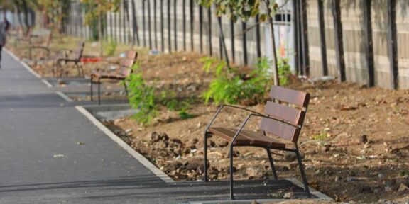 Mobilier urban nou în municipiul Constanța. Primăria: Au fost amplasate peste 100 de coșuri de gunoi și montate 13 bănci