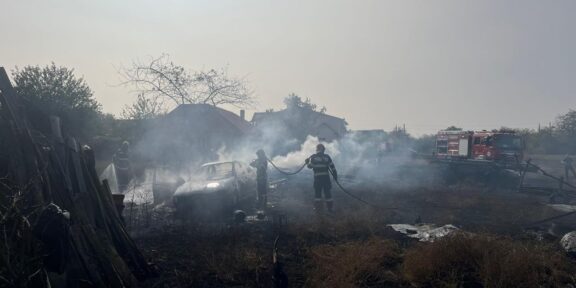 (FOTO) Intervenție contracronometru a pompierilor tulceni pentru lichidarea unui incendiu cu posibilitatea de propagare la trei locuințe
