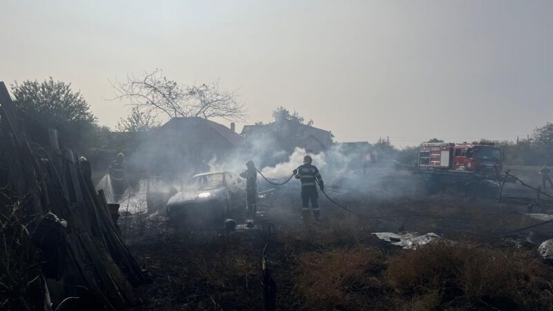 (FOTO) Intervenție contracronometru a pompierilor tulceni pentru lichidarea unui incendiu cu posibilitatea de propagare la trei locuințe