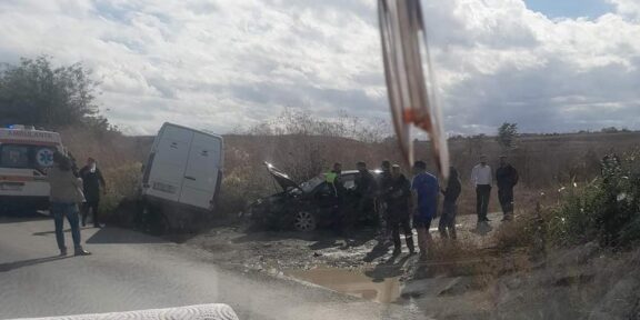 Accident pe DN 2A. O dubă și o mașină s-au ciocnit: o familie a ajuns la spital