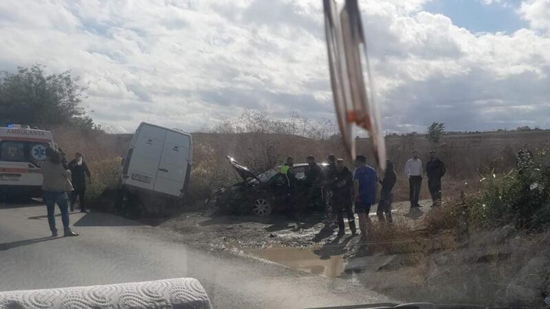 Accident pe DN 2A. O dubă și o mașină s-au ciocnit: o familie a ajuns la spital