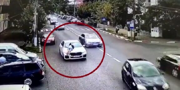 Și înșelată și amendată. O femeie şi-a prins soțul cu amanta în mașină, poliţiştii au amendat-o de două ori! VIDEO