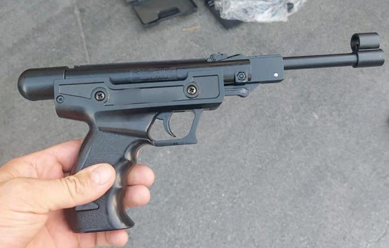 (FOTO) Peste 1.500 de arme neletale, descoperite de polițiștii de frontieră într-un camion, la Isaccea