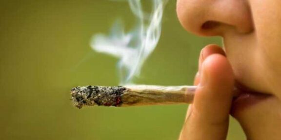 O femeie a mers la poliţie după ce a fumat marijuana şi s-a plâns că are halucinaţii. L-a dat de gol și pe cel cu care fumase