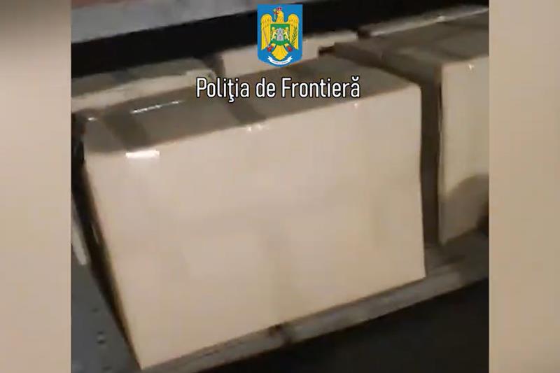 (VIDEO) 180 de kilograme de tutun ascunse în lăzile de depozitare de sub remorca unui camion, descoperite la Negru Vodă