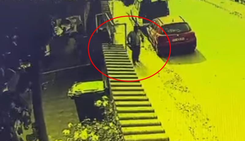 (VIDEO) Bărbat filmat în timp ce fură din fața unui garaj, în Medgidia