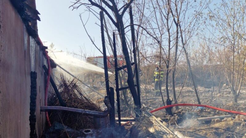 (FOTO) O casă și două anexe gospodărești din județul Tulcea au fost cuprinse de flăcări în urma unui incendiu de vegetație uscată