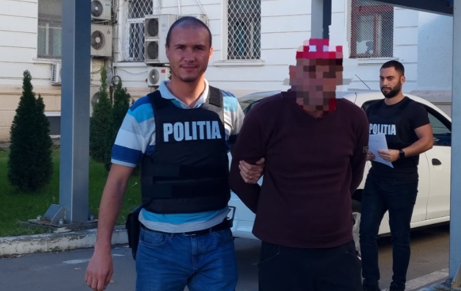 Un bărbat a dat foc la mai multe pubele din plastic, în Constanţa. Poliţiştii l-au reţinut pentru 24 de ore