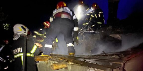 (FOTO) Incendiu violent la o casă din județul Tulcea: flăcările au pornit de la un aparat electric de gătit lăsat în priza