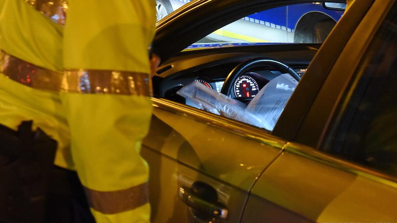 Un șofer prins conducând cu permisul suspendat a încercat să fugă de oamenii legii, în Hârșova: a fost reținut