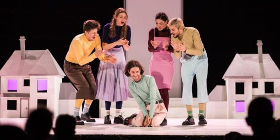 „Logodnă relativă” și „8 TAȚI” – spectacolele finalului de octombrie la Teatrul de Stat Constanța