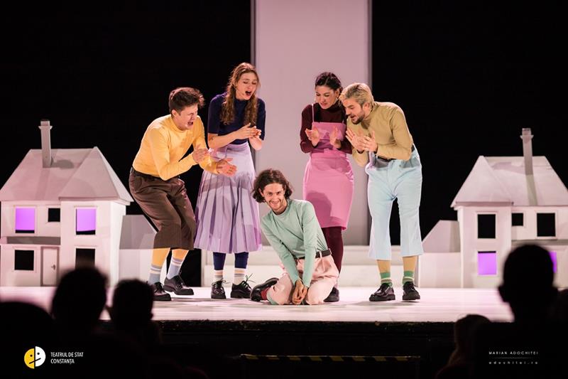„Logodnă relativă” și „8 TAȚI” – spectacolele finalului de octombrie la Teatrul de Stat Constanța