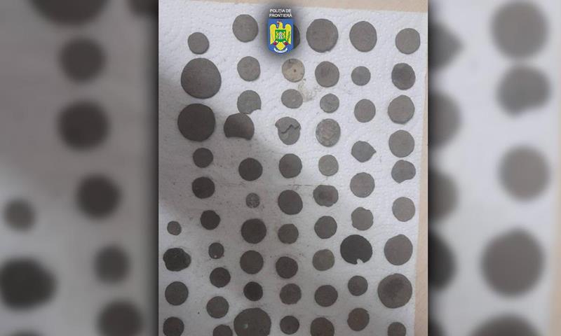 (FOTO) JUDEȚUL CONSTANȚA. Bulgari prinși în timp ce încercau să iasă din România cu zeci de monede din bronz și argint de proveniență romană