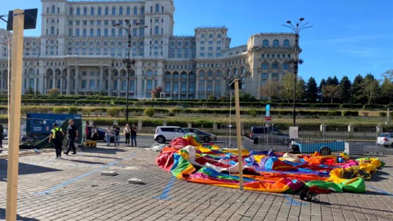 Un tobogan gonflabil s-a răsturnat din cauza vântului: patru copii, răniți și transportați la spital