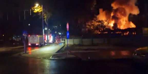 (VIDEO) Incendiu puternic în curtea unei case din Constanța: pompierii au intervenit de urgență