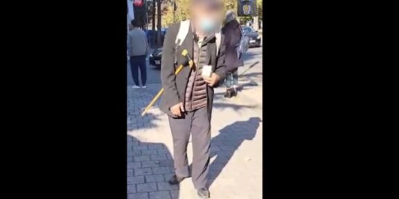 Un constănţean se prefăcea bătrân şi bolnav pentru a impresiona trecătorii. „Nu bag mâna în buzunar, nu bag mâna în geantă”