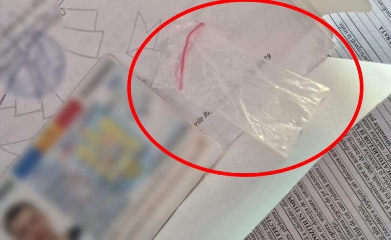 Tânăr prins cu droguri în timpul examenului auto. I-a dat, din greşeală, polițistului pliculețul cu droguri, lipit de acte
