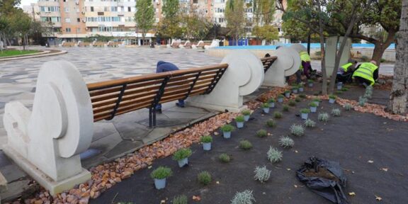 Spațiile verzi din Constanța prind culoare. Primăria face apel la constănțeni să nu distrugă, rupă sau fure florile