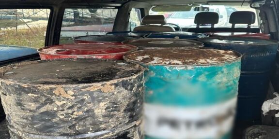 (FOTO) Cetățean român descoperit de polițiștii de frontieră în timp ce transporta 1.700 de litri de motorină