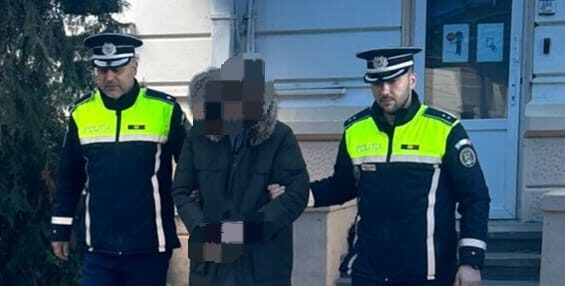Constănţean arestat după ce a condus fără permis. A provocat două accidente unul după altul şi a plătit un tânăr care să ia vina asupra lui