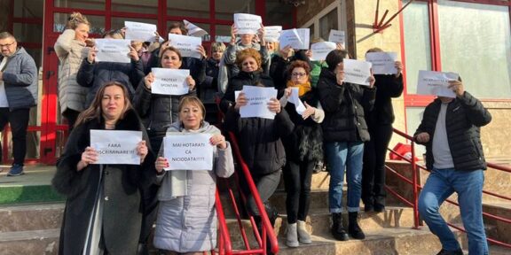 CONSTANȚA. Protest spontan în fața Casei de Pensii: „Ghinion… Nu cedăm!”