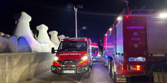 Pompierii au intervenit pentru salvarea unei persoane aflate între stabilopozii digului de la Cazinoul din Constanţa