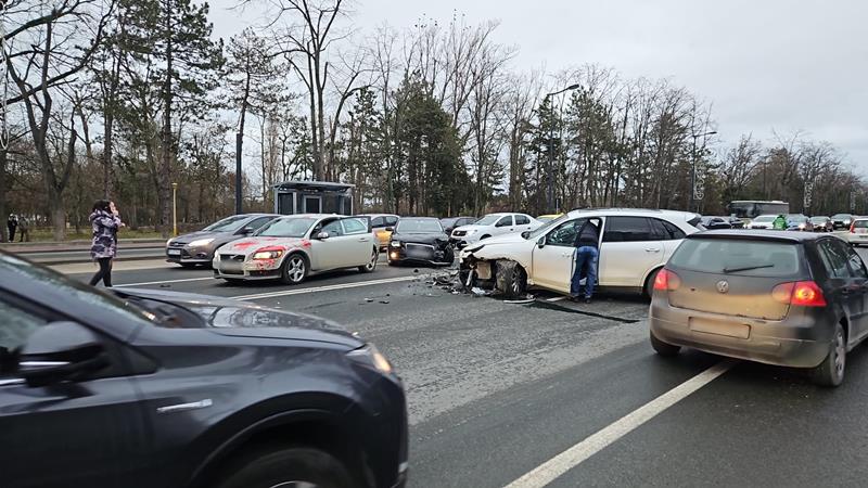 (FOTO) Mai multe mașini s-au ciocnit pe bulevardul Alexandru Lăpușneanu: o persoană a ajuns la spital