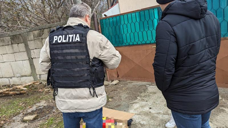 CONSTANȚA. 20 de kilograme de articole pirotehnice confiscate de polițiști – tânăr prins în flagrant în timp ce le vindea