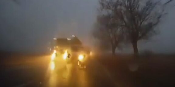(VIDEO) Doi soți din Tulcea și-au văzut moartea cu ochii după ce o dubă a intrat pe contrasens pentru a depăși un TIR