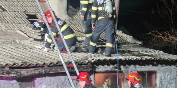 Intervenție de urgență a pompierilor în Ovidiu. Acoperișul unei case a fost cuprins de flăcări