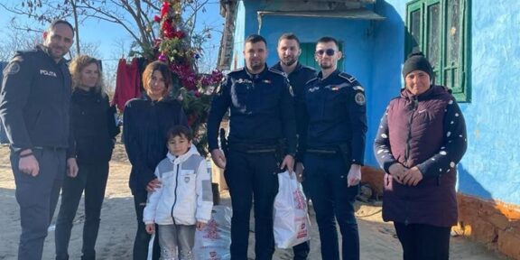 (FOTO) Bucurie pe chipul mai multor copii nevoiași: polițiștii constănțeni le-au oferit cadouri
