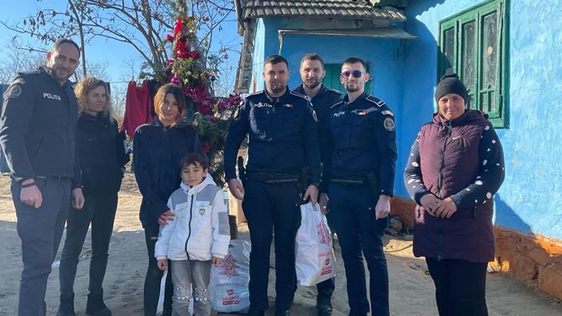 (FOTO) Bucurie pe chipul mai multor copii nevoiași: polițiștii constănțeni le-au oferit cadouri