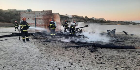 CONSTANŢA. Piromană prinsă după ce a provocat două incendii. A dat foc la o anexă de pe plaja Modern şi unei maşini