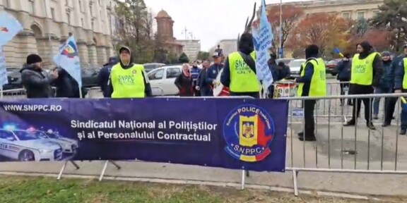 Poliţiştii protestează în faţa Ministerului de Interne din cauza măsurilor fiscale. O bătaie de joc de genul “Nicule, mai dă-le mă 100 de lei”! VIDEO