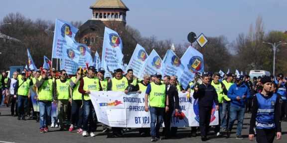 Poliţiştii protestează, astăzi, în faţa Ministerului Finanţelor. „Poliţişti debutanţi vor fi umiliţi, fiind plasaţi 30-40 lei peste viitorul salariu minim”