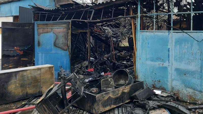 CONSTANȚA. Incendiu la un service auto: intervin pompierii