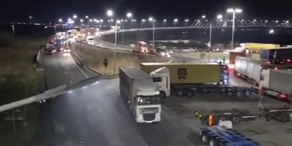 „Vom bloca toate intrările în judeţul Constanţa”. Protestatarii au intrat cu zeci de utilaje în Constanţa şi au blocat porţile 7 şi 9