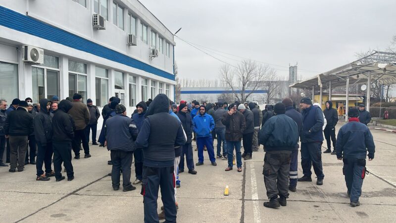Zeci de angajaţi ai CT BUS au protestat în curtea societății. Oamenii nu-şi vor mai primi bonurile de masă