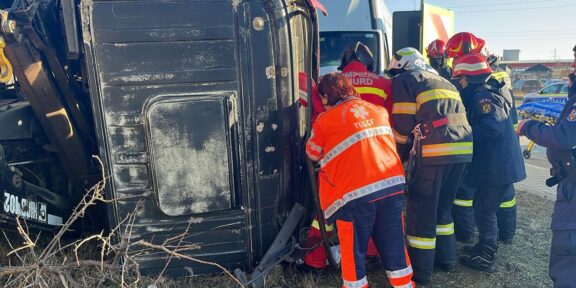 Accident pe șoseaua de centură a oraşului Tulcea. Un şofer a rămas încarcerat